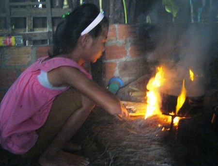 Hai chị em gái chuẩn bị bữa cơm rau cúng 3 ngày cho ba