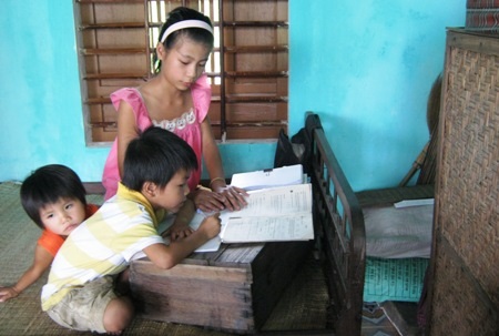 Cháu Hồng thay mẹ bày cho em trai học bài