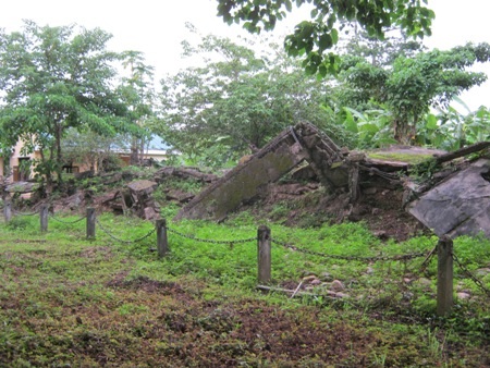 Lối vào khu nhà tù biệt giam những chiến sĩ cách mạng chủ chốt bị vùi lấp.