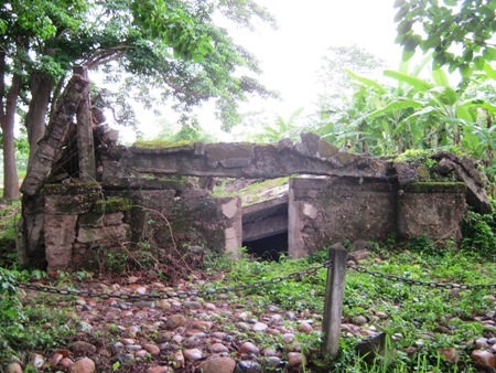 Lối vào khu nhà tù biệt giam những chiến sĩ cách mạng chủ chốt bị vùi lấp.