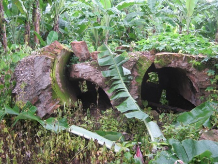 Lối vào khu nhà tù biệt giam những chiến sĩ cách mạng chủ chốt bị vùi lấp.