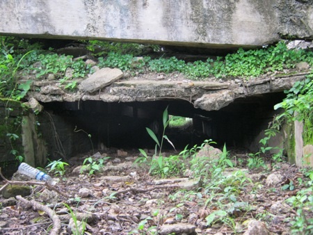 Hầu hết các nhà giam đã bị sập 