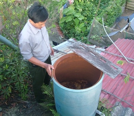 Bể lọc nước và toàn bộ dụng cụ đựng nước của nhà ông Nậm đều bị phèn bám thành từng mảng