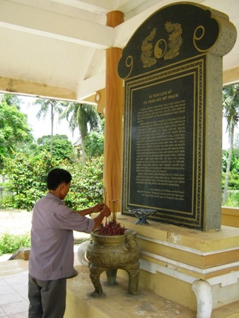 Ông Võ Chí Mừng thắp hương tưởng nhớ các nạn nhân