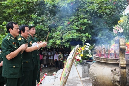 Thắp hương tưởng nhớ các anh hùng, liệt sĩ