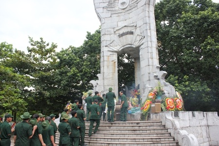 Kính cẩn nghiêng mình viếng các liệt sĩ