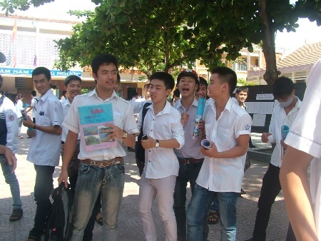 Phút vui vẻ sau buổi thi