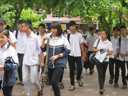 Thí sinh rời phòng thi với tâm trạng khá thoải mái.