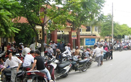 Phụ huynh tập trung trước điểm thi để chờ đợi con làm bài.