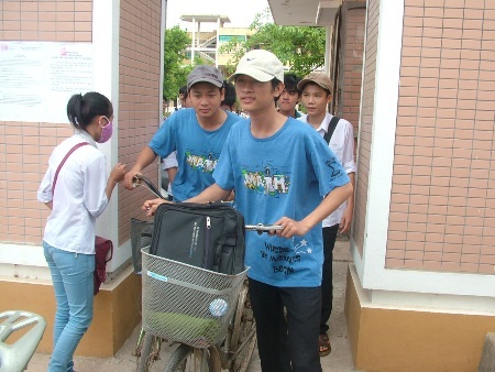 Thí sinh vui vẻ rời phòng thi.