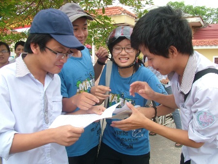 Trao đổi bài sau khi thi (Ảnh Đặng Tài)