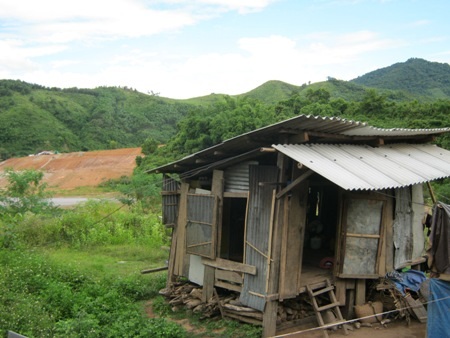 Khu tái định cư chưa hoàn thành nên ngôi nhà tạm bợ của bà Hồ Thị Pin vẫn chưa có cơ hội sửa sang