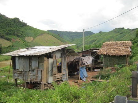 Nhiều túp lều được người dân dựng và sống tạm bên mép sông