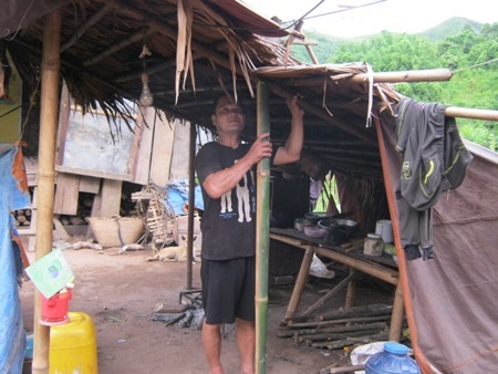 Anh Hồ Văn Nghiệp đang tu sửa lại căn bếp đã xiêu vẹo