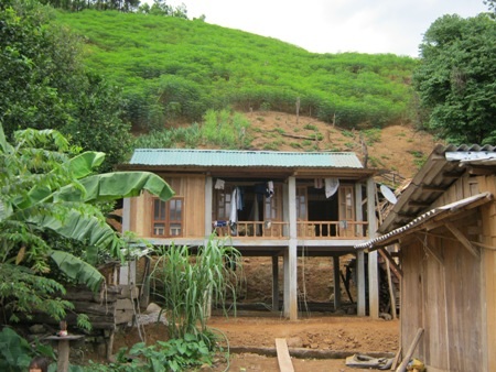 Anh Hồ Văn Nghiệp đang tu sửa lại căn bếp đã xiêu vẹo