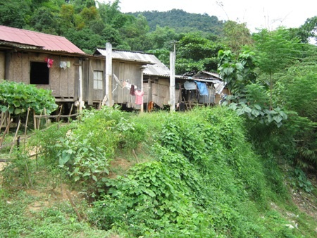 Hàng trăm hộ dân sống chênh vênh trong khu vực nguy hiểm