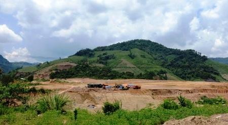 Khu tái định cư chưa hoàn thành nên ngôi nhà tạm bợ của bà Hồ Thị Pin vẫn chưa có cơ hội sửa sang