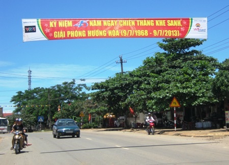 Treo cờ hoa, băng rôn nhân kỷ niệm giải phóng Khe Sanh