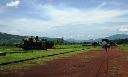 Du khách đến tham quan Sân bay Tà Cơn