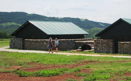 Cùng hệ thống hầm hào, công sự