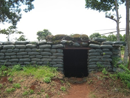 Cùng hệ thống hầm hào, công sự