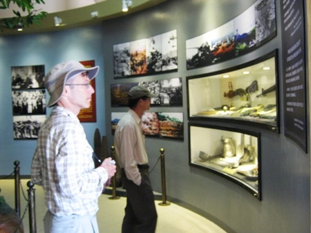 Du khách thăm Bảo tàng chiến thắng đường 9 tại Tà Cơn