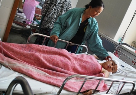 Sự sống của Thúy đang tính từng ngày nhưng chị Hồng chưa biết lấy đâu ra tiền để cấy não cho cháu