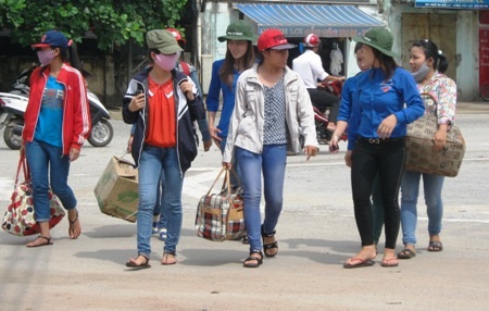 Tình nguyện viên tư vấn cho thí sinh khi họ vừa xuống xe.