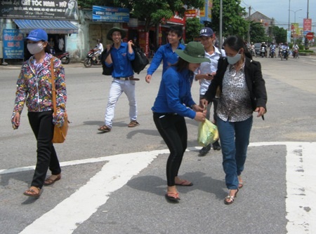 Đội tình nguyện luôn có mặt kịp thời để giúp thí sinh tìm chỗ trọ, tư vấn về kỳ thi