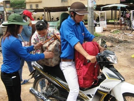 Chở thí sinh đến nhà trọ.