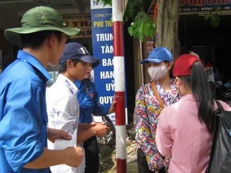 Đội tình nguyện luôn có mặt kịp thời để giúp thí sinh tìm chỗ trọ, tư vấn về kỳ thi