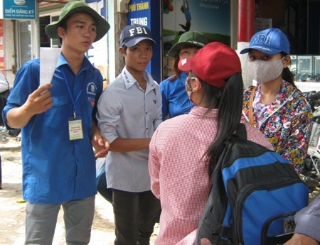 Đội tình nguyện luôn có mặt kịp thời để giúp thí sinh tìm chỗ trọ, tư vấn về kỳ thi