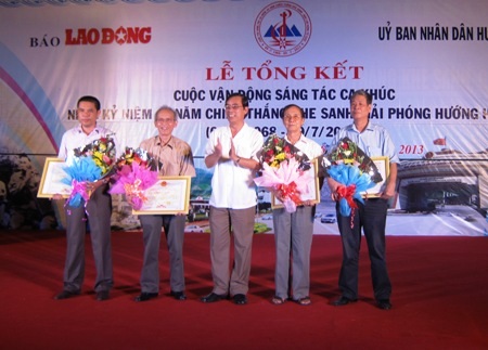 Đại diện UBND tỉnh Quảng Trị tặng Bằng khen cho ban giám khảo