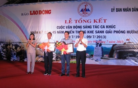 Ban tổ chức trao tặng giải Nhì...