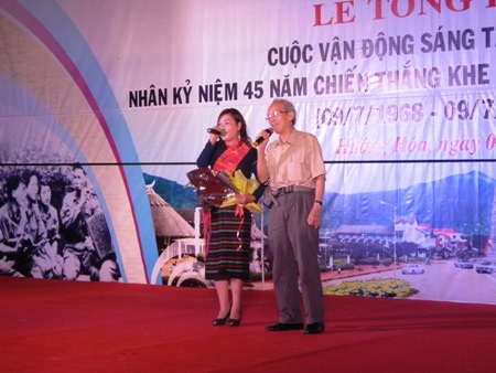 Nhạc sĩ Huy Thục trình bày bài hát Tiếng đàn Ta lư