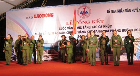 Nhạc sĩ Huy Thục trình bày bài hát Tiếng đàn Ta lư