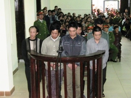 Các bị cáo phải chịu sự trừng trị của pháp luật về hành động ngông cuồng của mình