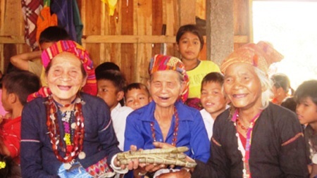 Bà con trong bản đến chúc phúc cho đôi vợ chồng trẻ