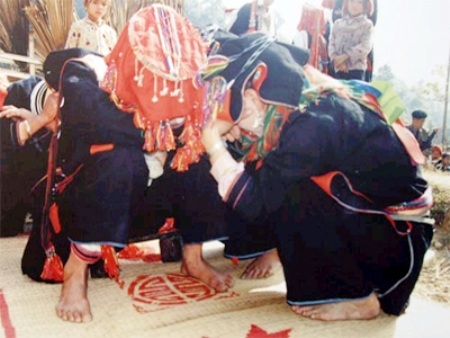 Sau khi vái tổ tiên, cha, mẹ, đôi vợ chồng giao bái trước khi vào động phòng (Ảnh minh họa)