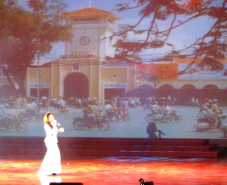 Ca khúc Mùa xuân trên Thành phố Hồ Chí Minh do ca sĩ Campuchia biểu diễn