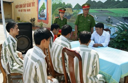 Các phạm nhân làm thủ tục trước khi ra trại