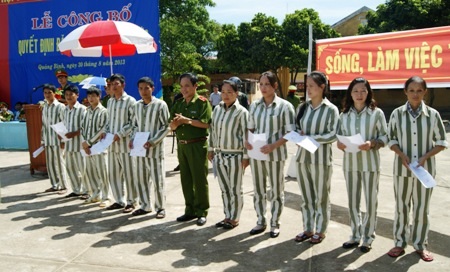 Các phạm nhân làm thủ tục trước khi ra trại