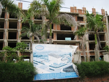 Dự án xây dựng khu dịch vụ nghỉ dưỡng Hoàng Đức bị ngưng hoạt động từ 2 năm nay do thiếu vốn 