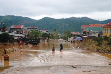 Nước đã rút nhưng nhiều tuyến đường vẫn bị chia cắt