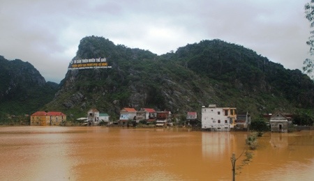 Nhiều khu vực ở Phong Nha, Sơn Trạch vẫn bị chìm sâu trong nước.