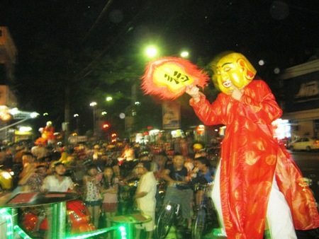 Ông địa nhảy múa dưới mưa