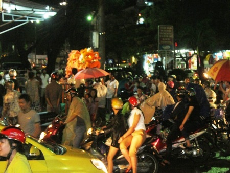 Hàng ngàn người dân “đội” mưa đi xem múa lân