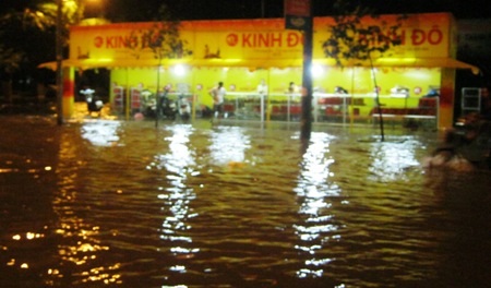 Mưa lớn gây ngập lụt, một quầy bán bánh trung thu bị cô lập trong nước