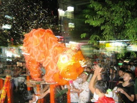 Nhưng những đội múa lân vẫn xông pha