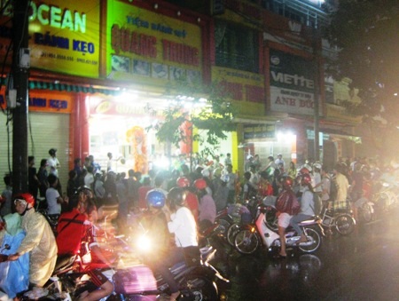 Trời mưa to nhưng người xem múa lân vẫn rất đông